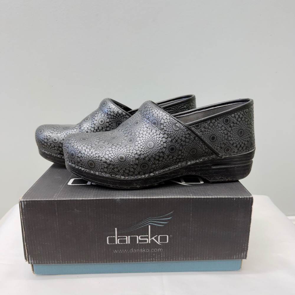 Dansko Pro XP Clogs Grey Black geometric medallion Patent Leather‎ Women's 10.5 - Picture 2 of 9